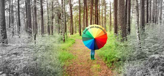 Im Wald Mensch mit buntem Regenschirm