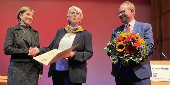 Stadtpräsidentin Anna-Katharina Schättiger (M.) und Oberbürgermeister Tobias Bergmann überreichten Grit Lemke den Hans-Fallada-Preis und Blumen. 
