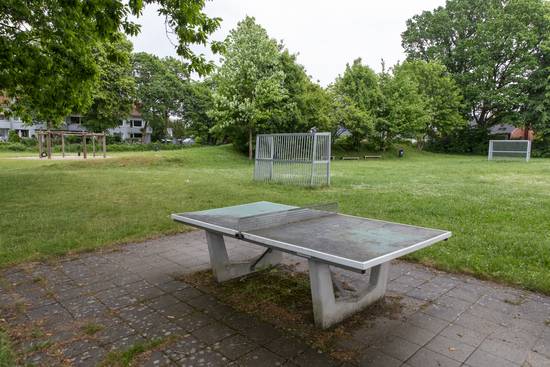 Spielplatz im Ahornweg im Stadtteil Gartenstadt - Tischtennisplatte und Tore