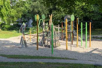 Klettergerüst auf dem Spielplatz im Osterhofpark im Stadtteil Gartenstadt