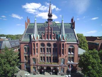 Gesamtansicht Altes Rathaus aus der Luft.