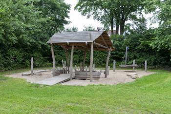 Spielplatz Op de Wisch: Holzhaus zum Spielen
