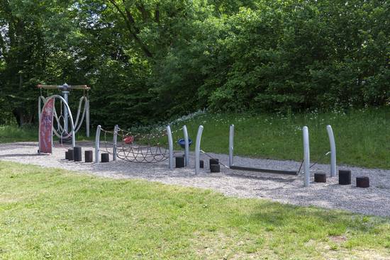 Spielplatz in der Reuthenkoppel im Stadtteil Wittorf mit Balance-Spielgerät. 