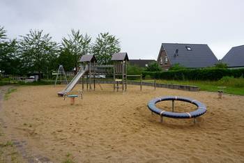 Spielplatz am Stoppenbrook mit Rutsche, Kletterturm und Schaukel