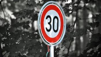 Schild zeigt den Hinweis auf 30km/h-Begrenzung