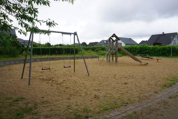 Spielplatz am Stoppenbrook mit Schaukel und Rutsche